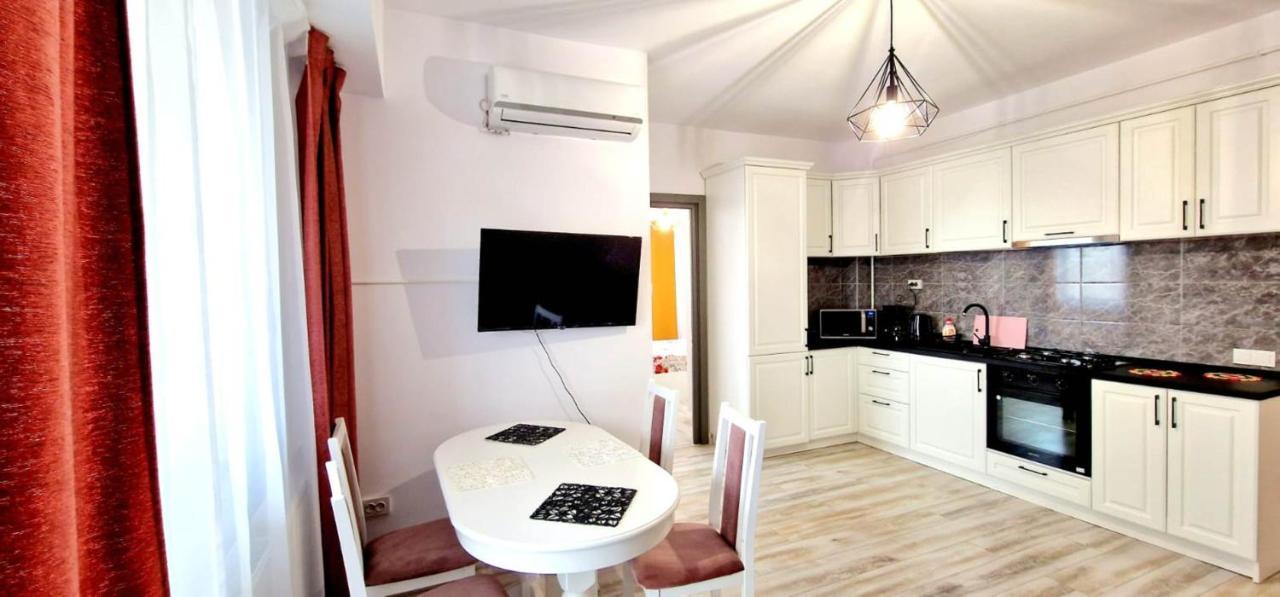 Evelyn Modern Apartment Near Palas Iasi Esterno foto